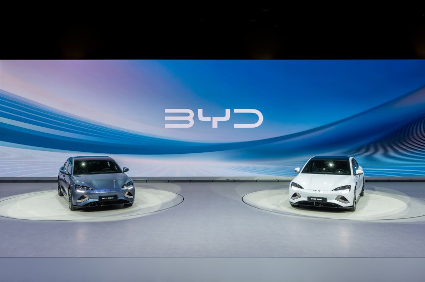 지난달 3일 경기 고양 일산 킨텍스에서 열린 '2025 서울모빌리티쇼' 사전 언론 행사에서 BYD 중형 전기 세단 '씰'이 공개됐다./BYD 제공