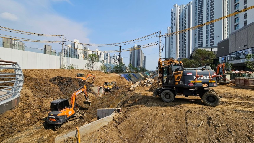 지난 달 29일 오후 방문한 고양시 일산동구 풍동 '더샵 일산 엘로이' 공사현장. 단지 옆으로 '풍동천'을 조성하는 흙파기 공사가 한창 진행 중이었다. 더샵 일산 엘로이의 입주예정일은 오는 30일이다. /조은임 기자