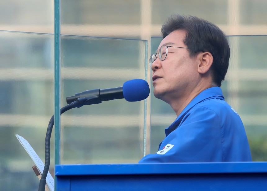이재명 더불어민주당 대선 후보가 1일 오후 부산 동구 부산역 광장에서 열린 유세에서 시민들에게 지지를 호소하고 있다. /뉴스1