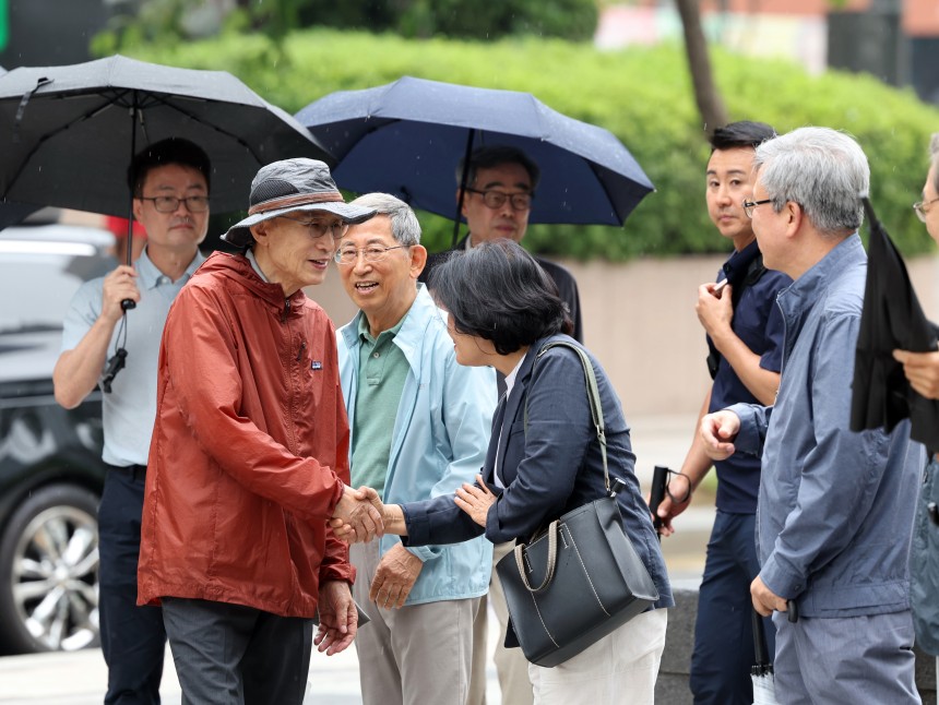 이명박 전 대통령이 2일 서울 청계광장에서 지지자들과 악수를 나누고 있다./뉴스1