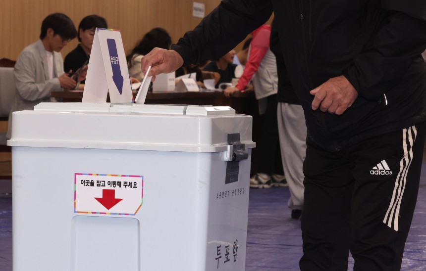 제21대 대통령선거일인 3일 오전 제주시 연동 제1투표소가 마련된 제주도의회 의원회관에서 유권자들이 투표하고 있다. /연합뉴스