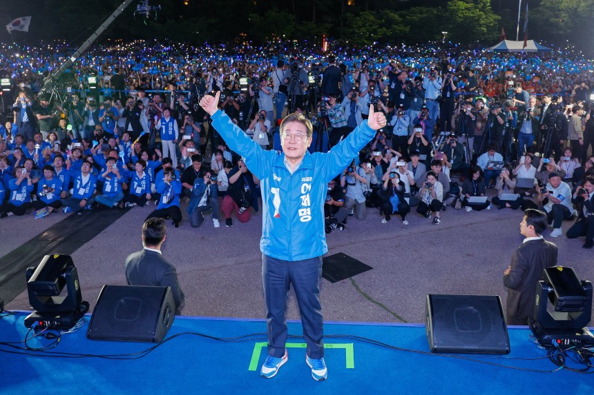 이재명 더불어민주당 대선 후보가 제21대 대통령선거를 하루 앞둔 2일 오후 서울 영등포구 여의도공원에서 열린 마지막 유세에서 엄지 손가락을 치켜들고 있다. /뉴스1