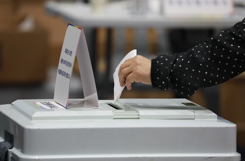 제21대 대통령 선거일인 3일 오전 충북 청주시 흥덕구 대성중학교에 마련된 투표소에서 시민들이 소중한 한 표를 행사하고 있다./뉴스1