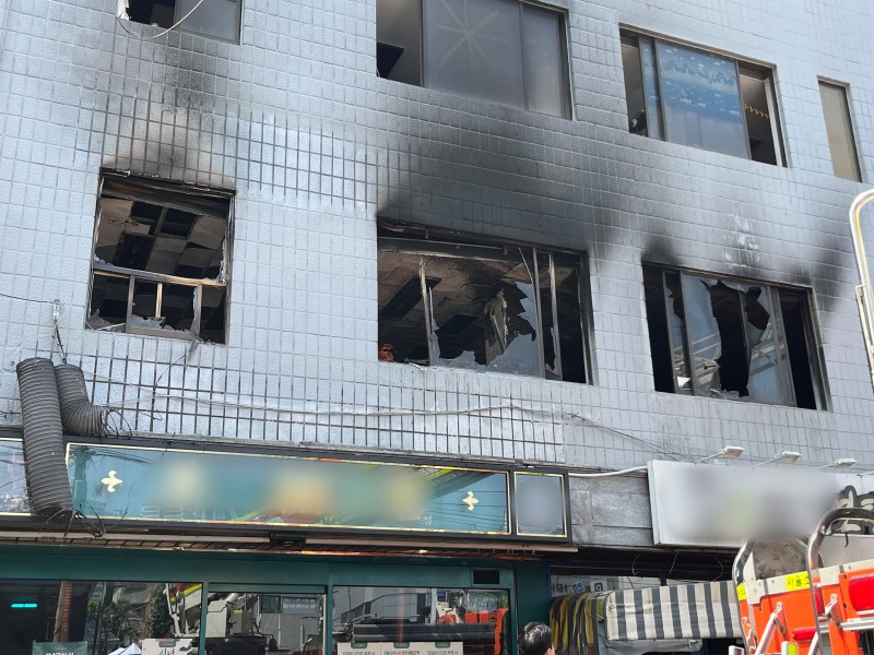 서울 <b>신당동 봉제공장</b>서 <b>화재</b>… 1명 <b>사망</b>·4명 부상(종합)