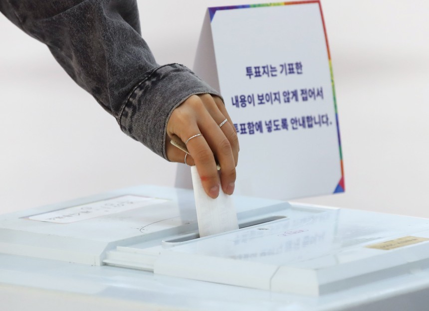 제21대 대통령 선거일인 3일 오전 부산진구청 백양홀에 마련된 부암제1동 제4투표소에서 유권자들이 투표를 하고 있다. /뉴스1