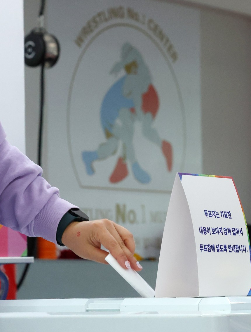 제21대 대통령 선거일인 3일 부산 수영구 남천동 레슬링 넘버원 멀티짐에 마련된 남천 제2동 제3투표소에 한 유권자가 소중한 한표를 행사하고 있다. /연합뉴스