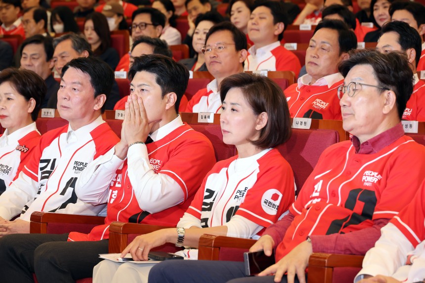 김용태 국민의힘 비상대책위원장을 비롯한 의원들이 3일 오후 서울 여의도 국회 도서관에 마련된 제21대 대통령선거개표상황실에서 출구조사 결과를 지켜보고 있다./뉴스1