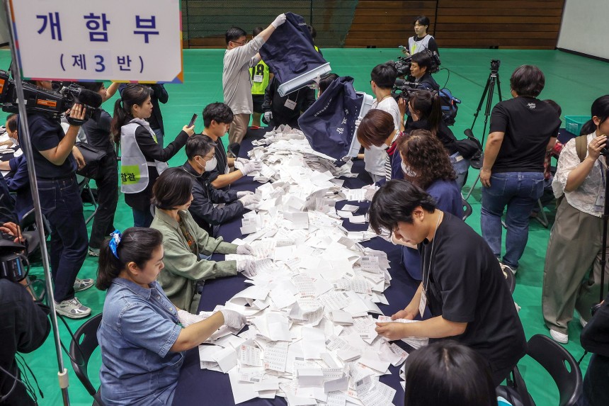 제21대 대통령 선거 투표일인 3일 오후 서울 관악구 서울대학교 체육관에 마련된 개표소에서 선거사무원들이 개표를 시작하고 있다. /뉴스1