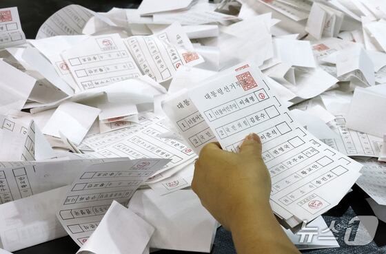 제21대 대통령 선거 투표가 실시된 3일 대전 서구 KT인재개발원에 마련된 개표소에서 개표사무원들이 투표용지를 분류하고 있다. /뉴스1