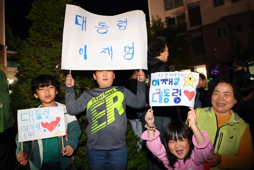 제21대 대통령 선거일인 3일 더불어민주당 이재명 후보의 자택인 인천 계양구 아파트에서 동네 주민들이 "대통령 이재명"이라고 쓴 손팻말을 들고 응원하고 있다./연합 