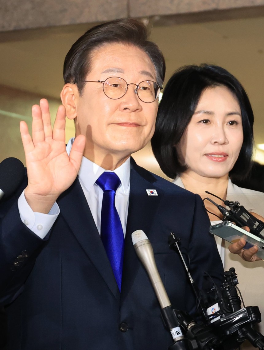 제21대 대통령 선거에서 당선이 확실시되는 더불어민주당 이재명 후보가 3일 밤 인천 계양구 자택을 나서며 주민과 지지자들을 향해 인사하고 있다. /연합뉴스