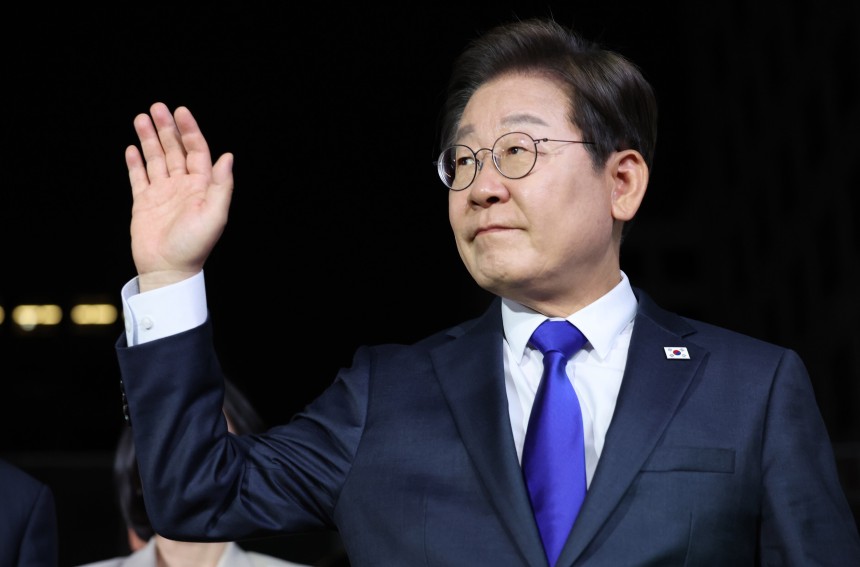 당선이 확실시된 이재명 더불어민주당 대통령 후보가 4일 서울 여의도 민주당사에 들어서며 손을 흔들고 있다. /뉴스1
