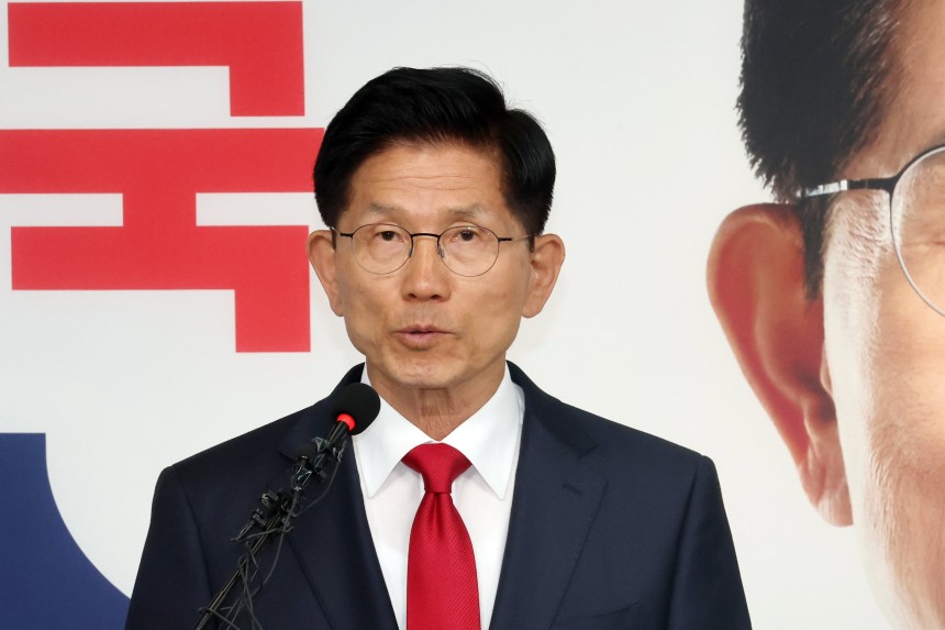 김문수 국민의힘 대통령 후보가 4일 오전 서울 여의도 중앙당사에서 제21대 대통령선거 결과에 대한 승복 입장을 밝히며 기자회견을 하고 있다. /뉴스1