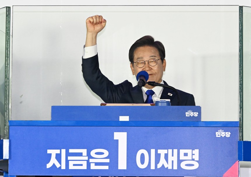 제21대 대통령 선거에서 당선이 확실해진 이재명 더불어민주당 후보가 4일 오전 서울 여의도 국회 앞에 마련된 개표방송 야외 무대에 올라 수락 연설을 하고 있다. (공동취재) /뉴스1 
