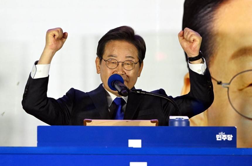 이재명 대통령 당선인이 4일 서울 여의도 국회 앞에 마련된 민주당 국민개표방송시청 현장을 찾아 지지자들에게 연설하고 있다./ 뉴스1