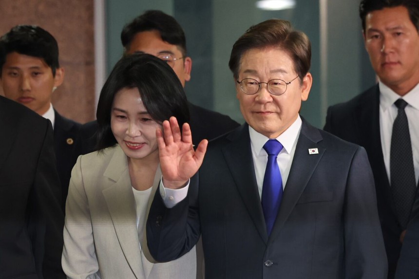 이재명 더불어민주당 대통령 후보가 3일 밤 당선이 확실시된 가운데 인천 계양구 자택을 나서고 있다. /뉴스1