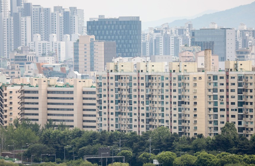 지난달 26일 서울 성동구 달맞이공원에서 바라본 강남구 압구정동 아파트의 모습. /연합뉴스