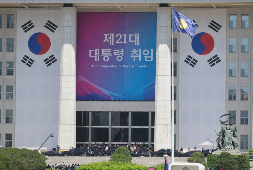 국회 도착한 이재명 대통령    (서울=연합뉴스) 류영석 기자 = 이재명 제21대 대통령이 4일 취임선서식이 열리는 서울 여의도 국회 본청에 도착하고 있다. 2025.6.4    ondol@yna.co.kr/202