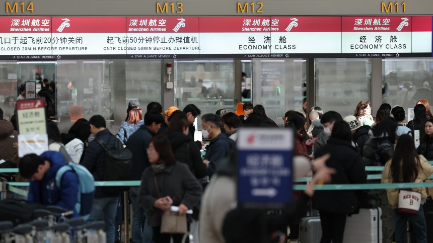 지난 2월 인천국제공항 제1여객터미널 출국장 중국행 항공편 카운터에 여행객들이 출국 수속을 밟고 있다. /뉴스1