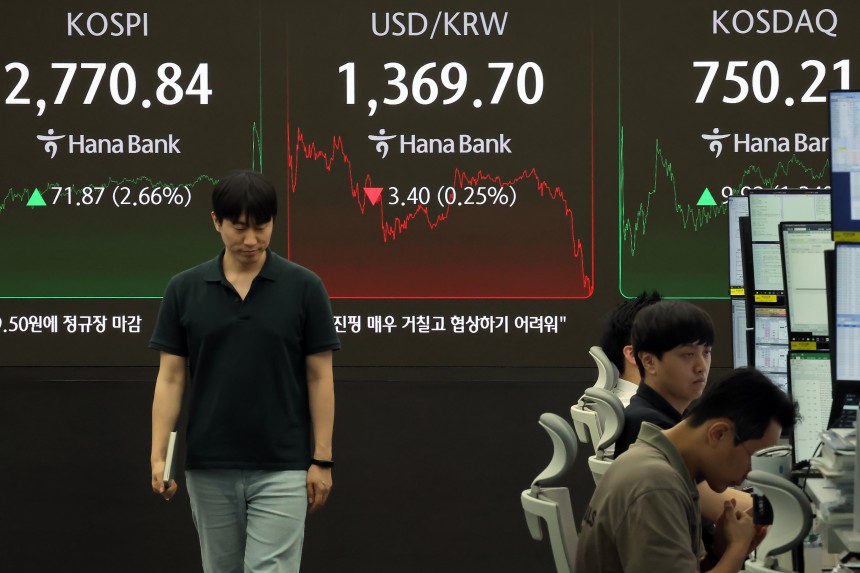 강력한 자본시장 선진화 의지를 보여온 이재명 대통령 취임 첫날인 4일 오후 서울 중구 하나은행 본점 딜링룸 전광판에 증시가 표시되고 있다. 이날 코스피 지수는 전 거래일 대비 71.87포인트(2.66%) 오른 277