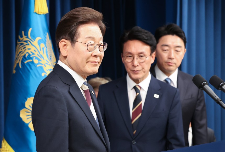 이재명 대통령이 4일 서울 용산구 대통령실 청사 브리핑룸에서 국무총리와 국정원장, 대통령 비서실장 등 인선발표를 하기 위해 입장하고 있다. /뉴스1