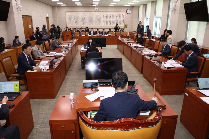 5월 7일 오전 서울 여의도 국회에서 열린 법제사법위원회 제1차 법안심사제1소위원회에서 박범계 위원장이 의사봉을 두드리고 있다./뉴스1