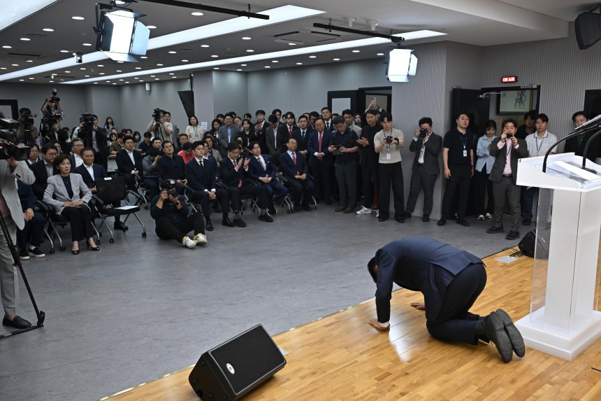 국민의힘 김문수 전 대선 후보가 4일 서울 여의도 중앙당사에서 열린 제21대 대통령선거 국민의힘 중앙선거대책위원회 해단식에서 발언 도중 절을 하고 있다. /뉴스1
