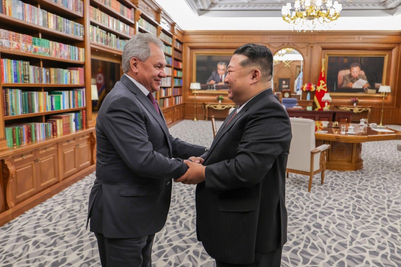 김정은, 러 쇼이구에 “<b>북러</b>조약 무조건 지지…동반자 관계 더욱 <b>강화</b>”