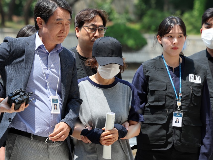 제21대 대통령 선거 사전투표 첫날 서울 강남구의 한 투표소에서 배우자의 신분증으로 대리 투표한 혐의를 받는 선거사무원 박모씨가 1일 오후 서울 서초구 서울중앙지법에서 열린 구속 전 피의자 심문(영장실질심사)에 출석
