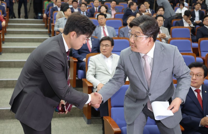 국민의힘 김용태 비상대책위원장(왼쪽)과 권성동 원내대표가 5일 서울 여의도 국회에서 열린 의원총회에서 악수하고 있다. /연합뉴스 