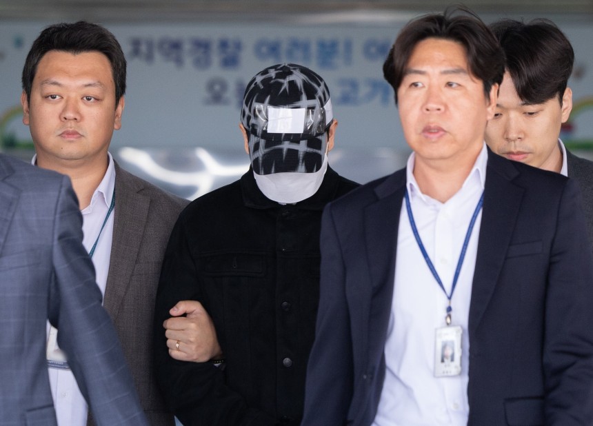 고(故) 이선균 씨의 수사기록 유출 사건으로 검거된 인천경찰청 소속 경찰관 A 씨가 지난 3월 23일 오후 구속 전 피의자심문(영장실질심문)을 받기 위해 수원 영통구 수원남부경찰서를 나와 호송차로 향하고 있다. /뉴