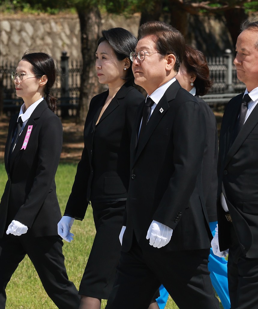 이재명 대통령과 김혜경 여사가 지난 4일 서울 동작구 국립서울현충원에서 더불어민주당 선대위 지도부와 함께 현충탑 참배를 위해 이동하는 모습. /연합뉴스
