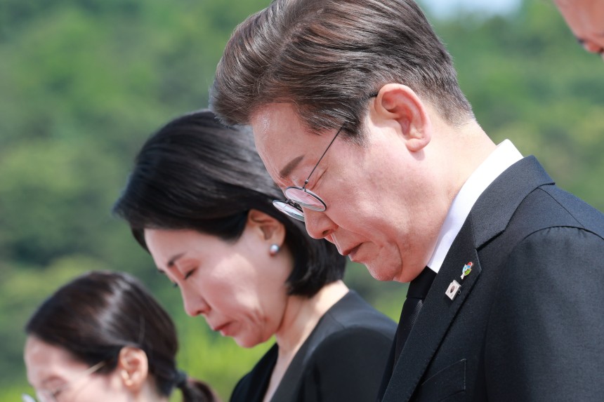 이재명 대통령과 김혜경 여사가 6일 서울 동작구 국립서울현충원에서 열린 70회 현충일 추념식에서 현충탑을 참배하고 있다. /대통령실통신사진기자단