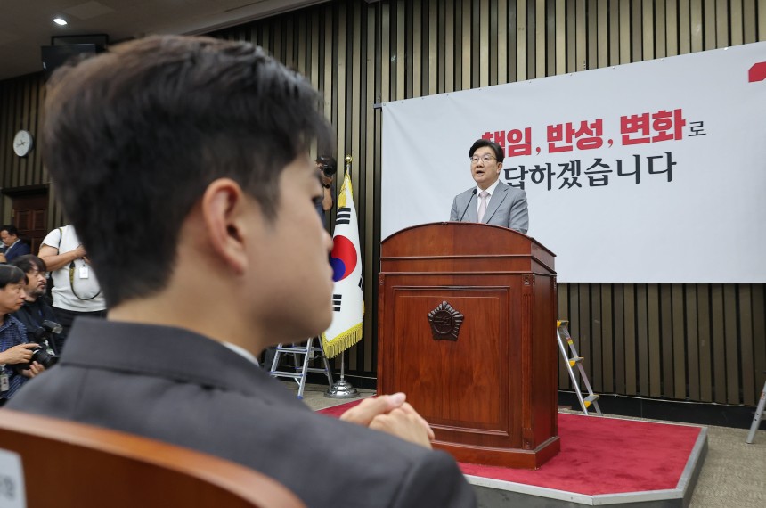 김용태 국민의힘 비상대책위원장(왼쪽)이 5일 서울 여의도 국회에서 열린 의원총회에 참석해 권성동 원내대표의 발언을 경청하고 있다. /연합뉴스 