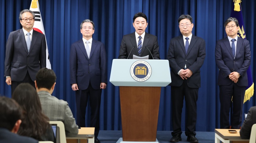 강훈식 대통령 비서실장이 6일 서울 용산구 대통령실 청사에서 대통령실 조직개편안 및 1차 인선 발표을 하고 있다. 왼쪽부터 문진영 사회수석, 김용범 정책실장, 강 비서실장, 하준경 경제성장수석, 류덕현 수석급 재정기