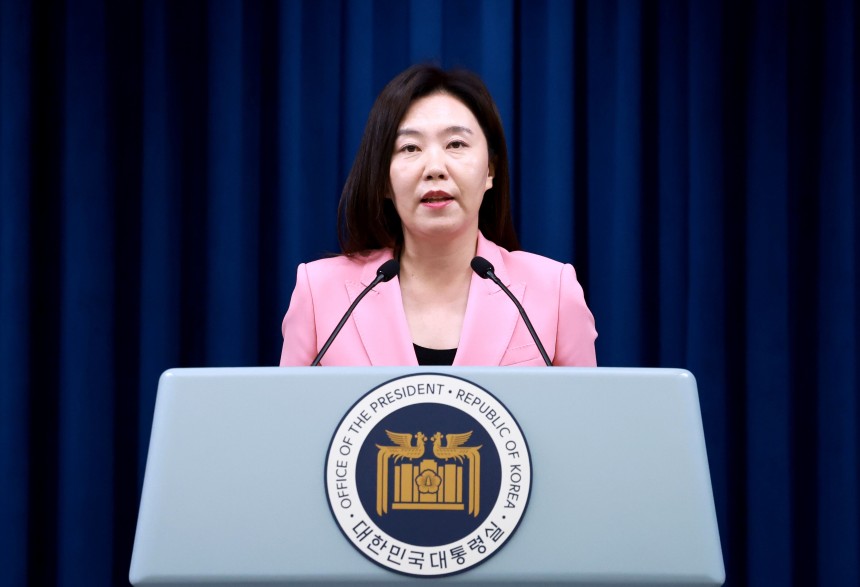  강유정 청와대 대변인이 7일 서울 용산 대통령실 청사에서 전날 이재명 대통령과 도널드 트럼프 미국 대통령의 전화 통화, 이재명 대통령의 주요 7개국(G7) 정상회의 참석과 관련해 현안 브리핑을 하고 있다. /연합뉴