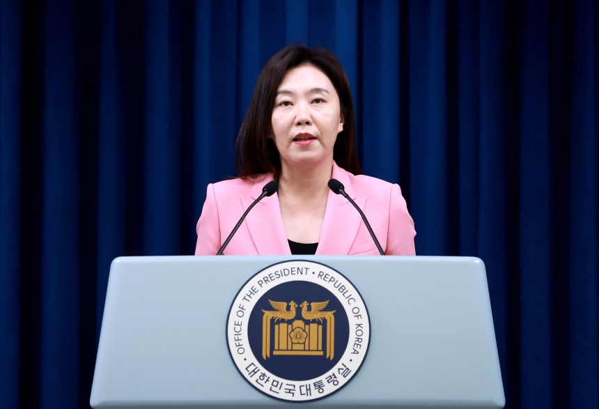  강유정 청와대 대변인이 7일 서울 용산 대통령실 청사에서 전날 이재명 대통령과 도널드 트럼프 미국 대통령의 전화 통화, 이재명 대통령의 주요 7개국(G7) 정상회의 참석과 관련해 현안 브리핑을 하고 있다. /연합뉴