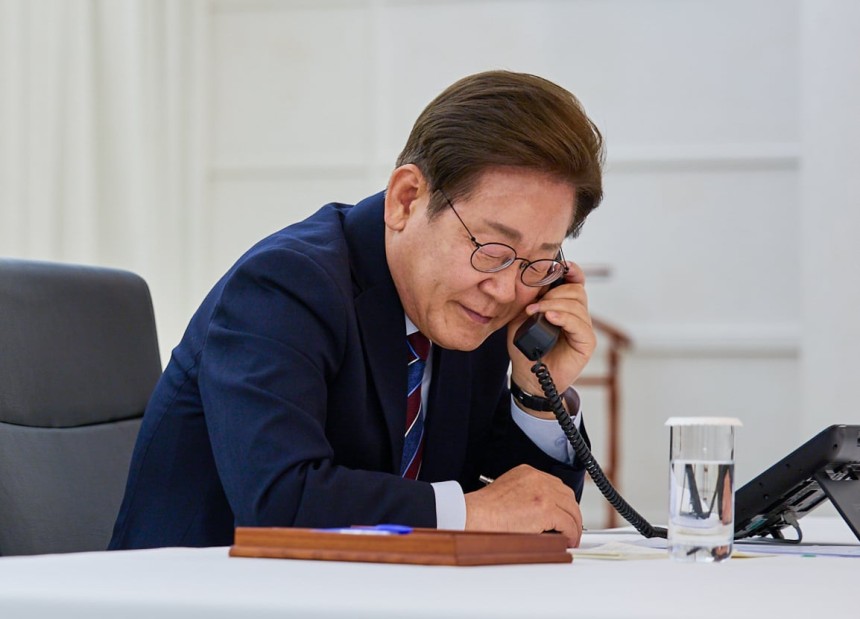 이재명 대통령이 6일 한남동 관저에서 도널드 트럼프 미국 대통령과 전화 통화를 하고 있다. /대통령실 제공=뉴스1