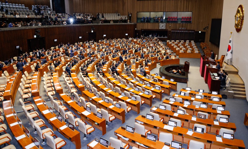 5일 오후 서울 여의도 국회 본회의에서 국민의힘 퇴장 속에 검사징계법 일부개정법률안과 채해병, 내란, 김건희 특검법이 통과된 뒤 더불어민주당 의원들이 손뼉치고 있다. /뉴스1
