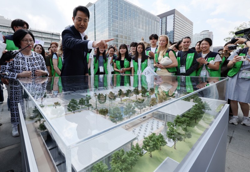 <b>오세훈</b>, 6·25 참전국 후손에 ‘<b>감사의 정원</b>’ 소개…“자유·평화 상징...