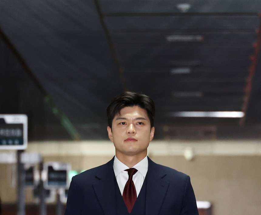 국민의힘 김용태 비상대책위원장이 8일 국회에서 현안관련 기자회견을 하기 위해 이동하고 있다. /연합뉴스