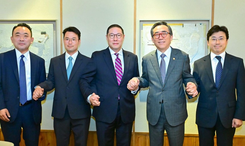 왼쪽부터 이성우 대한상공회의소 국제통상본부장, 이규호 코오롱 부회장, 조현상 HS효성 부회장, 조태열 외교부 장관, 이주완 메가존클라우드 대표. /HS효성 제공