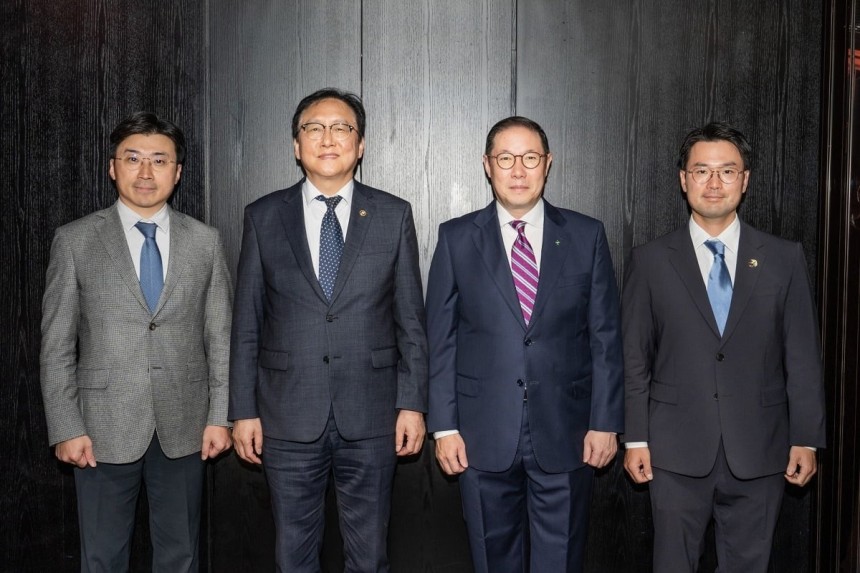 왼쪽부터 이주완 메가존클라우드 대표, 정인교 산업통상자원부 통상교섭본부 본부장, 조현상 HS효성 부회장, 이규호 코오롱 부회장. /HS효성 제공
