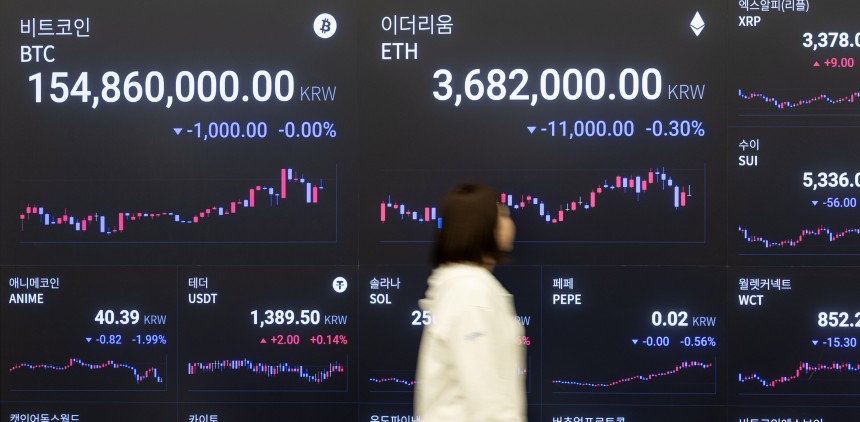 23일 오전 서울 강남구 업비트 전광판에 비트코인 등 가상자산 시황이 표시돼 있다. 21일(현지시간) 미국 가상화폐 거래소 코인베이스에 따르면 비트코인은 11만769달러를 기록하며 4개월 여 만에 사상 최고가를 경신