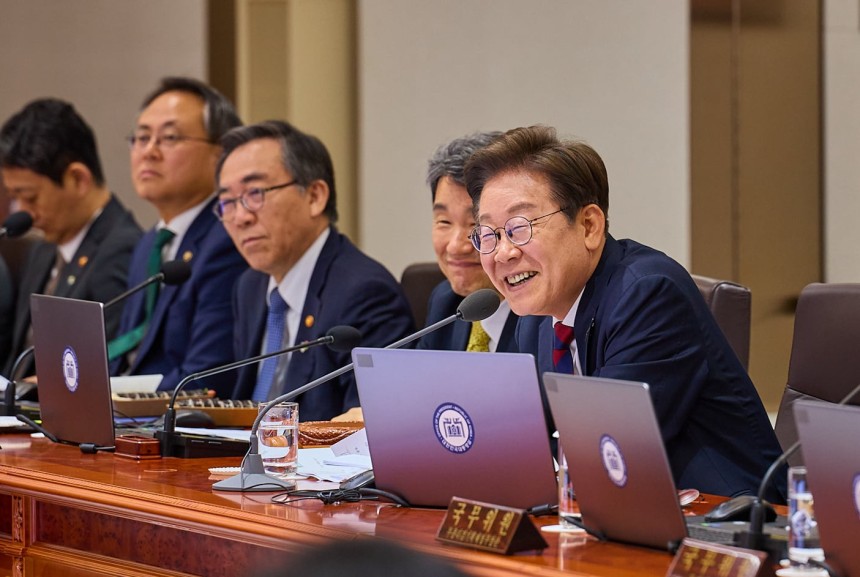 이재명 대통령이 지난 5일 서울 용산구 대통령실 청사에서 열린 국무회의 중 점심으로 김밥을 먹고 있다. (대통령실 제공) /뉴스1 