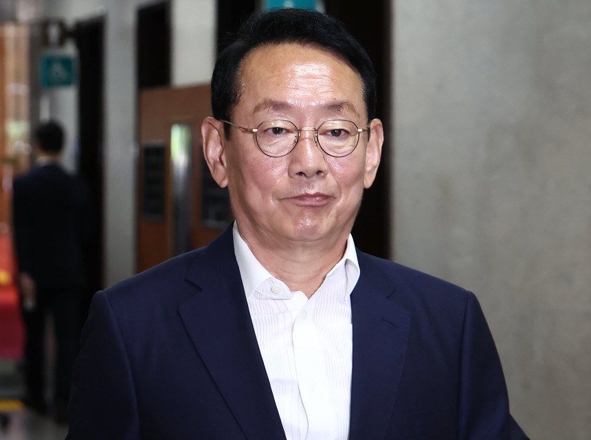 김도읍 국민의힘 의원이 9일 서울 여의도 국회에서 열린 4선 이상 중진 의원 회동에 참석하기 위해 이동하고 있다. /뉴스1