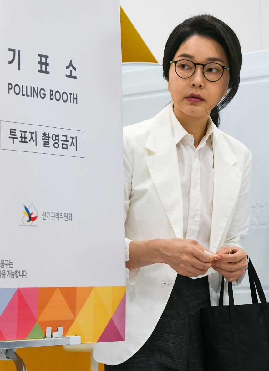 윤석열 전 대통령의 부인 김건희 여사가 지난 3일 서울 서초구 원명초등학교에 마련된 서초구 제3투표소에서 한 표를 행사하고 있다./뉴스1
