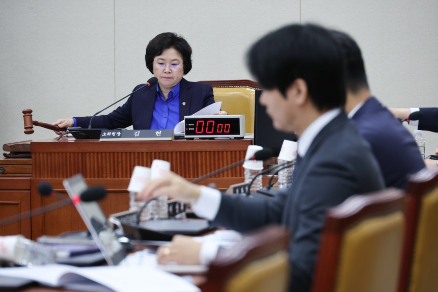 김현 과학기술정보방송통신위원회 정보통신방송법안심사소위원장이 지난달 9일 서울 여의도 국회에서 열린 방송 4법 법률안에 대한 공청회에서 개의를 알리고 있다. /뉴스1