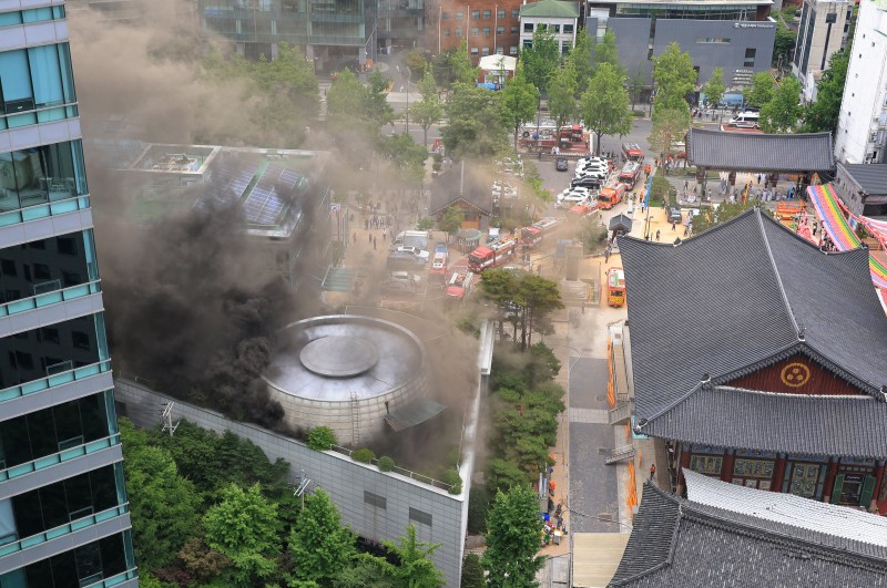 서울 <b>조계사</b> 대웅전 옆 건물서 <b>화재</b>… 스님 긴급 대피, 큰 불길 잡혀
