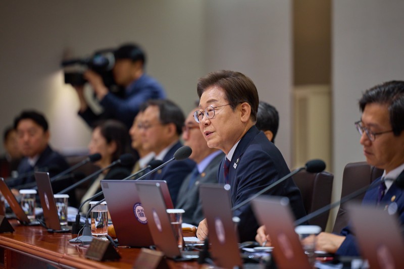李 <b>대통령</b>, 中 <b>시진핑</b>과 30분 <b>통화</b>… 11월 APEC 초청
